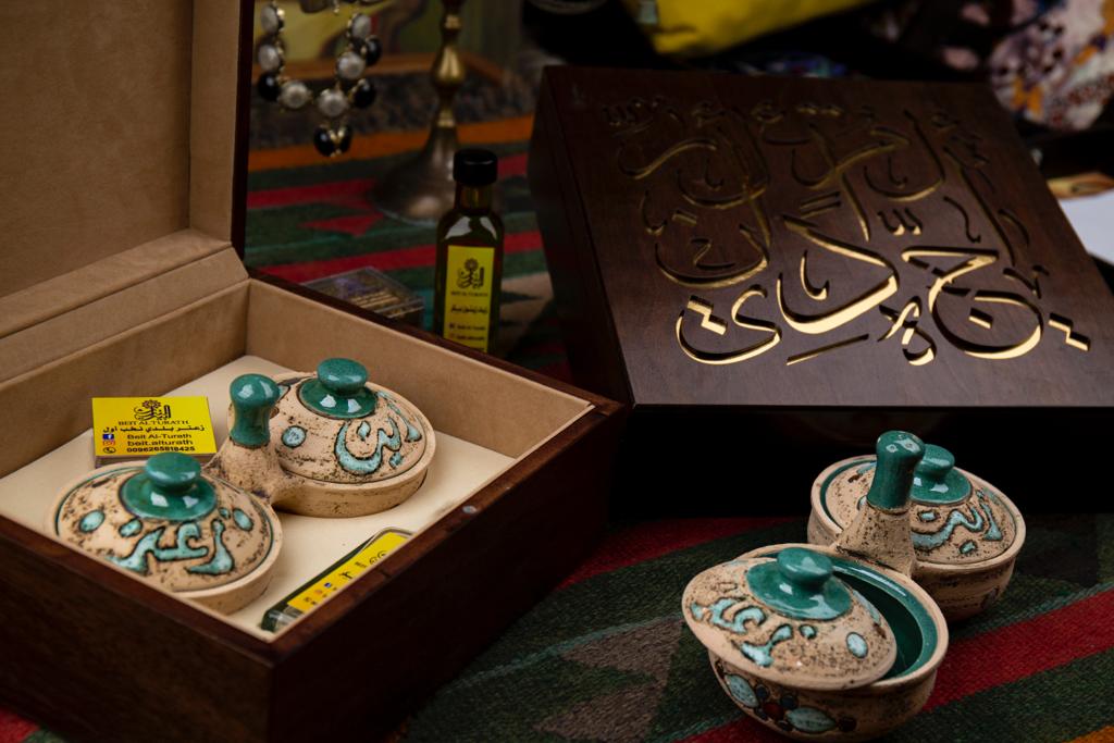 Beit Al-Turath Ceramic Plate for Zait o Za'atar – Handmade with Arabic Calligraphy, Comes in Wooden Box